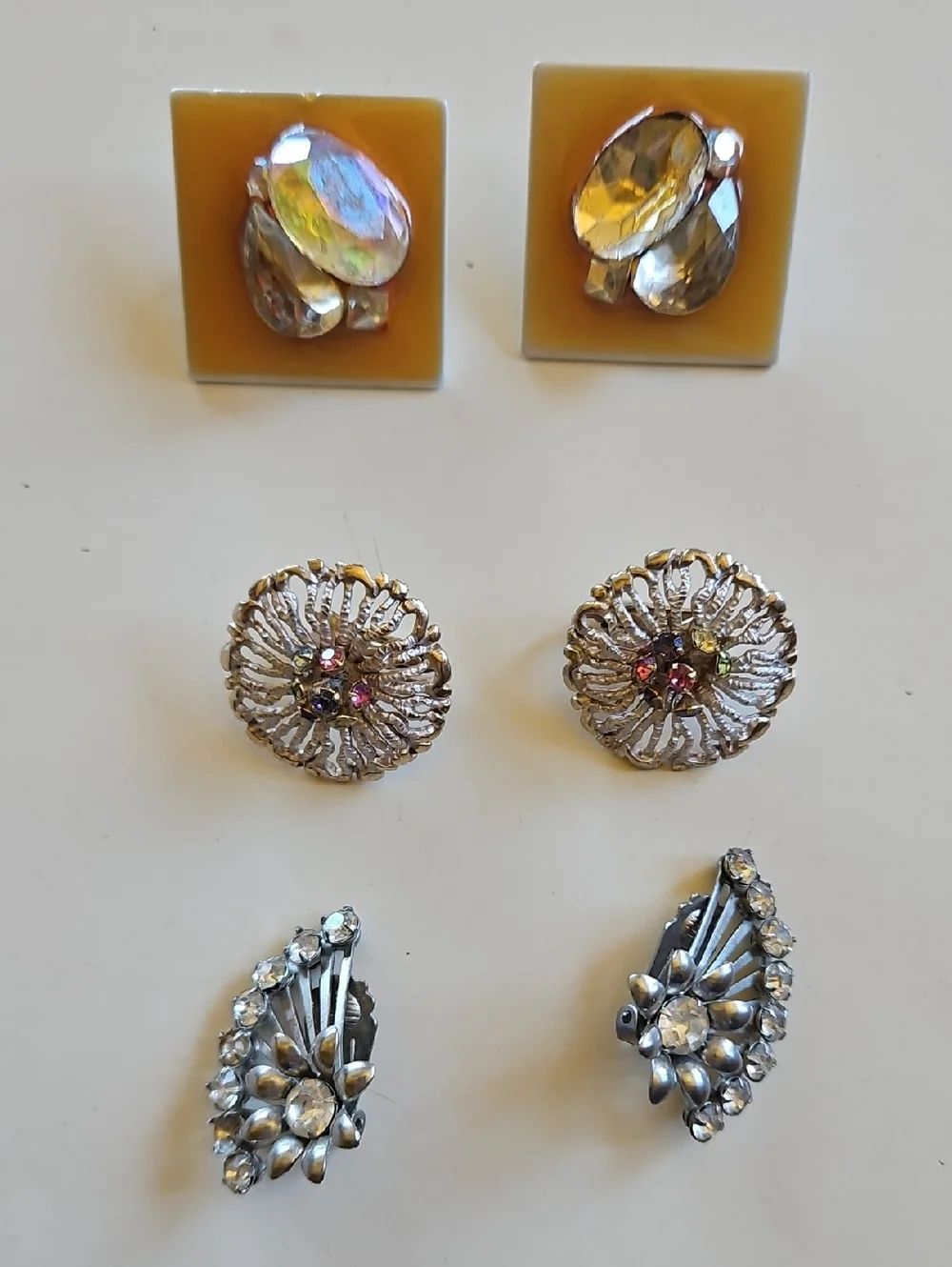 Assortment Of Vintage And Newer Earrings All Need Someting For Parts Or Singly - Picture 2 of 10